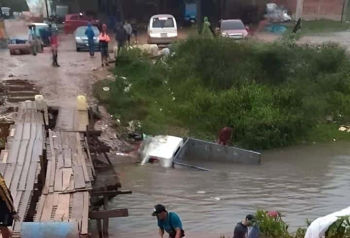 Intentó pasar combustible ilegalmente con un camión y cayó al rio con la carga