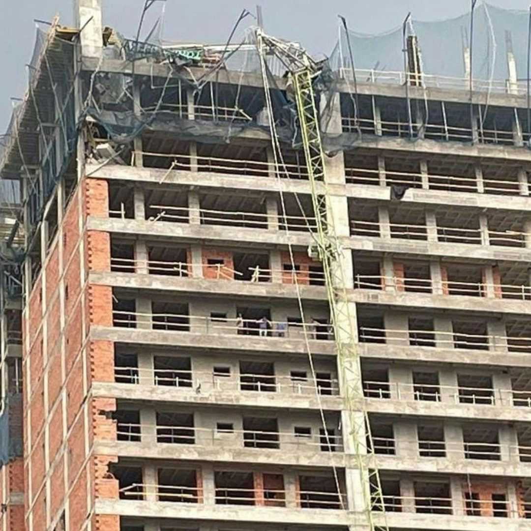 Corrientes: Impresionante caída de una grúa sobre un edificio en construcción